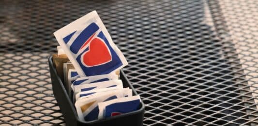 Microplastiche nello zucchero, lo studio italiano scopre quelle “invisibili” ZUCCHERO MICROPLASTICHE