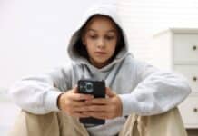 Social e rischi per i minori: Bruxelles indaga su Snapchat, e in Usa condanna a Meta social