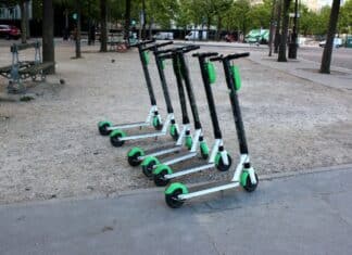 Casco, targhino e Rc: la stretta sui monopattini rischia di bloccare lo sharing MONOPATTINI