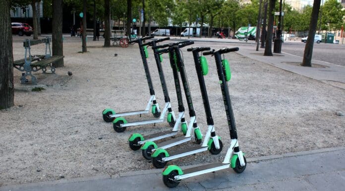 Casco, targhino e Rc: la stretta sui monopattini rischia di bloccare lo sharing MONOPATTINI