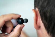 Cuffiette piene di sostanze chimiche: studio Ue fa scattare ritiri in Olanda