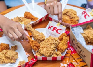 Kfc, scandalo pollo scaduto e rietichettato. Essere Animali: anche in Italia? KFC POLLO SCADUTO