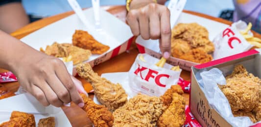 Kfc, scandalo pollo scaduto e rietichettato. Essere Animali: anche in Italia? KFC POLLO SCADUTO