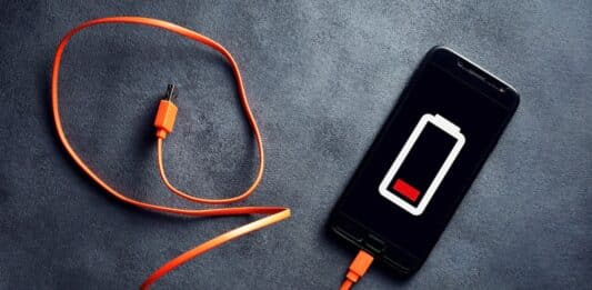 Smartphone, e-bike e tablet: come ricaricare le batterie senza rovinarle RICARICARE LA BATTERIA