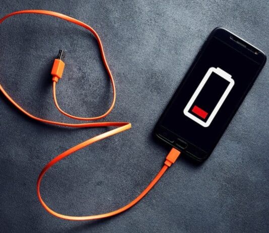 Smartphone, e-bike e tablet: come ricaricare le batterie senza rovinarle RICARICARE LA BATTERIA
