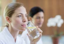 Un bicchiere di acqua tiepida e limone al mattino è davvero detox? BICCHIERE ACQUA LIMONE