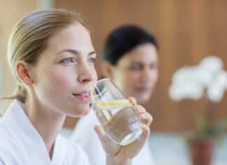 Un bicchiere di acqua tiepida e limone al mattino è davvero detox? BICCHIERE ACQUA LIMONE