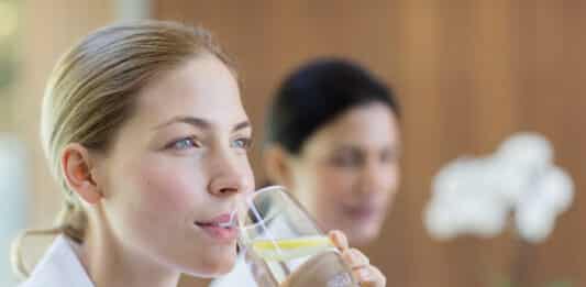 Un bicchiere di acqua tiepida e limone al mattino è davvero detox? BICCHIERE ACQUA LIMONE