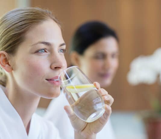 Un bicchiere di acqua tiepida e limone al mattino è davvero detox? BICCHIERE ACQUA LIMONE