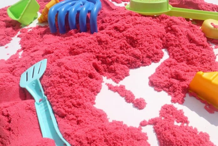 Bright pink Kinetic Sand Play with Colorful Play Toys for Sensory Fun. SABBIA COLORATA AMIANTO