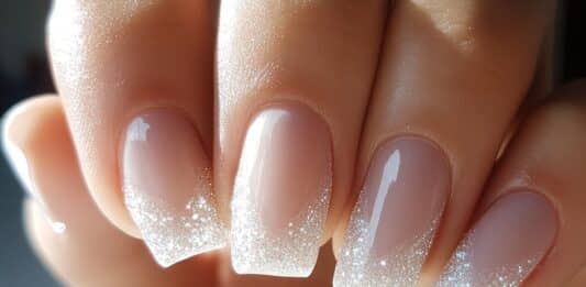 Dal 1° maggio divieti e nuovi limiti per gli ingredienti di smalti, profumi, ombretti e…