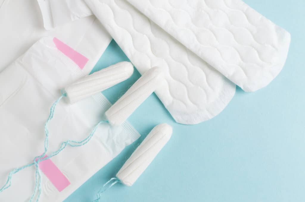 Assorbenti e tamponi mestruali: cocktail di sostanze tossiche senza regole