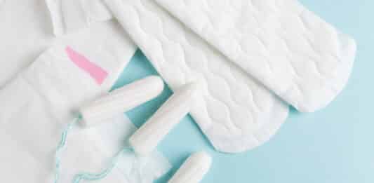 Assorbenti e tamponi mestruali: cocktail di sostanze tossiche senza regole