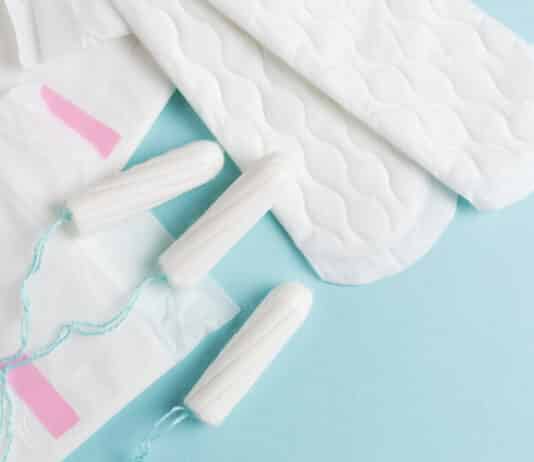 Assorbenti e tamponi mestruali: cocktail di sostanze tossiche senza regole