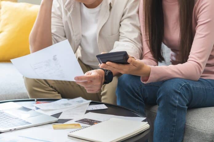 Stressed financial owe asian young couple love sitting suffer, stressed and confused by calculate expense from credit card bill, no money to pay, mortgage or loan. Debt, bankrupt or bankruptcy people. SEPARAZIONE SPESE CONDOMINIALI