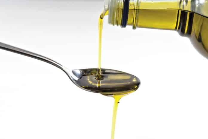 EXTRAVERGINE BOTTIGLIA versare olio d'oliva primo piano EXTRAVERGINE BOTTIGLIA