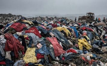 Dove vanno a finire i nostri abiti usati? Il lato oscuro del fast fashion