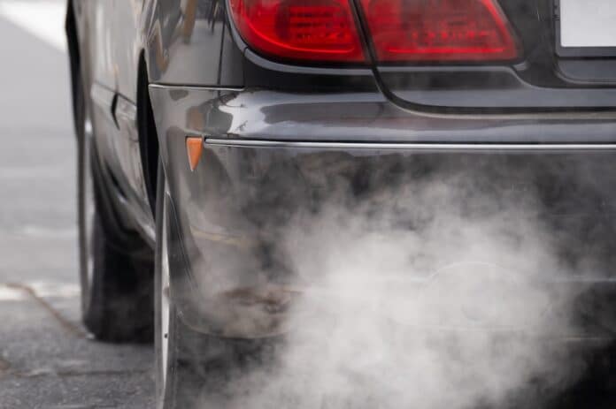 Vehicles are polluting the air, with toxic gas emissions exceeding safe levels, contributing to environmental damage, health risks, and urban air quality issues. inquinanti