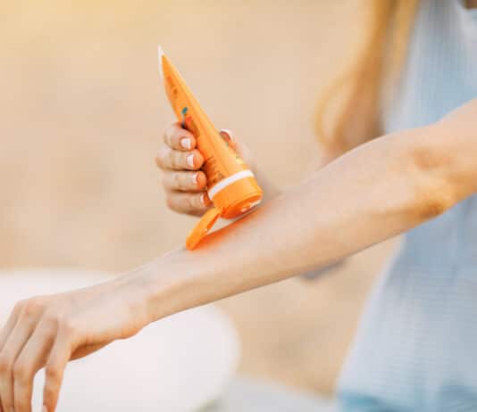Stop al filtro UV 4-MBC in creme solari e altri cosmetici