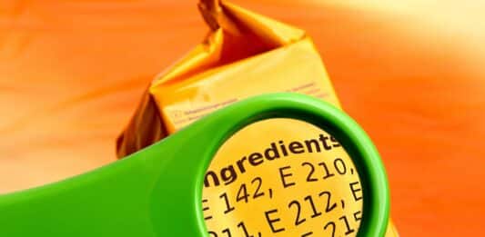 Gli 8 additivi da semaforo rosso più frequenti nei nostri cibi