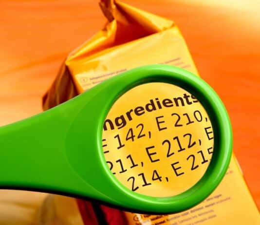 Gli 8 additivi da semaforo rosso più frequenti nei nostri cibi