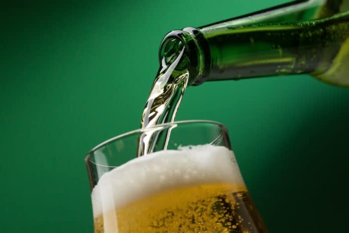Pouring beer into a glass birre birra
