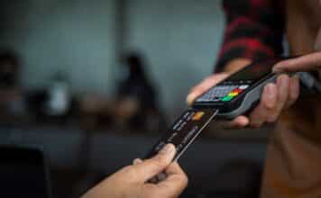 Pagamenti con carta e bancomat: stop alle commissioni sotto i 10 euro, ridotte fino a 30 bancomat