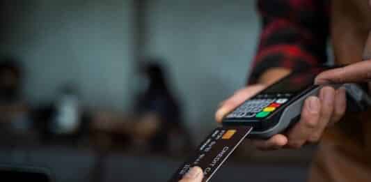 Pagamenti con carta e bancomat: stop alle commissioni sotto i 10 euro, ridotte fino a 30 bancomat