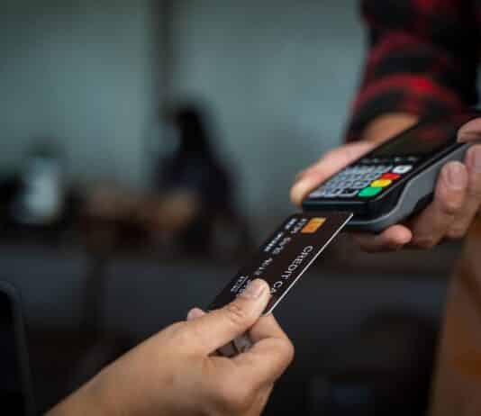 Pagamenti con carta e bancomat: stop alle commissioni sotto i 10 euro, ridotte fino a 30 bancomat