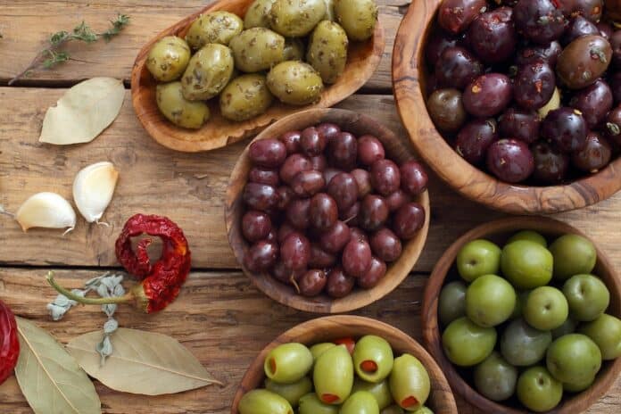 olive miste su sfondo rustico OLIVE ACRILAMMIDE