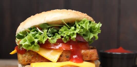 Addio a “bacon vegano” e “costine vegetali”: l’Europa sposa la linea degli allevatori