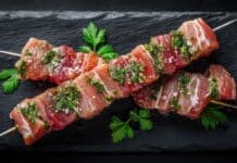 Carne marinata, l’inchiesta: additivi, grassi trans e dubbi sulla freschezza carne marinata