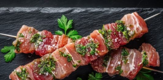 Carne marinata, l’inchiesta: additivi, grassi trans e dubbi sulla freschezza carne marinata