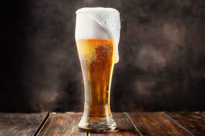 Glass of fresh and cold beer on dark background birre birra