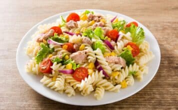 La dieta anti-caldo: cosa portare in tavola per sconfiggere l’afa CENA ESTIVA CALDO AFA