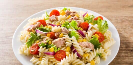 La dieta anti-caldo: cosa portare in tavola per sconfiggere l’afa CENA ESTIVA CALDO AFA
