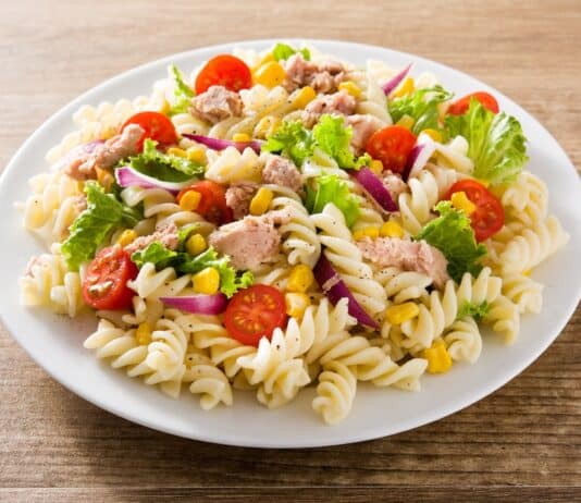 La dieta anti-caldo: cosa portare in tavola per sconfiggere l’afa CENA ESTIVA CALDO AFA