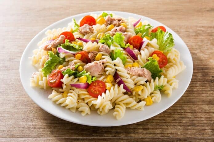 Pasta salad with vegetables and tuna on wooden table CENA ESTIVA CALDO AFA