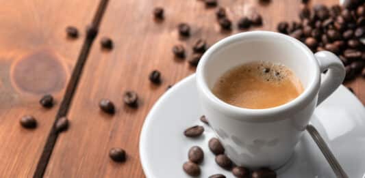 Caffè, report choc: contiene troppi pesticidi (più della metà vietati dall’Ue)