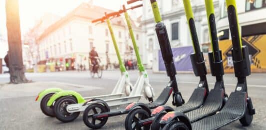 Monopattini elettrici, da domani obbligo di assicurazione: rischio multe fino a 400 euro monopattini