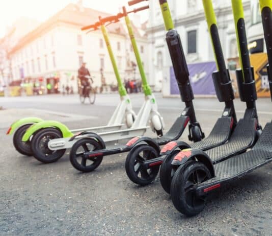 Monopattini elettrici, da domani obbligo di assicurazione: rischio multe fino a 400 euro monopattini