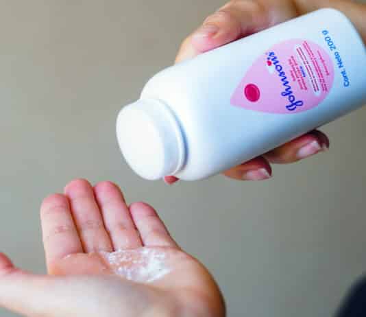 Talco cancerogeno: J&J paga 5,5 miliardi di risarcimenti per chiudere le cause Johnson & Johnson Talco cancerogeno