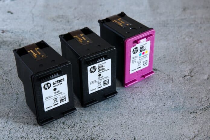 Empty HP printer cartridges on a light background CARTUCCE HP OBSOLESCENZA PROGRAMMATA