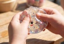 Squishy esplode in mano a un bambino: ustioni al volto, la Procura francese apre un’inchiesta Squishy