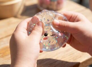 Squishy esplode in mano a un bambino: ustioni al volto, la Procura francese apre un’inchiesta Squishy