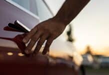 Maniglie a scomparsa, sicurezza a rischio: Tesla, Leap e Byd tra i 4,3 milioni di auto richiamate in Cina maniglie, auto