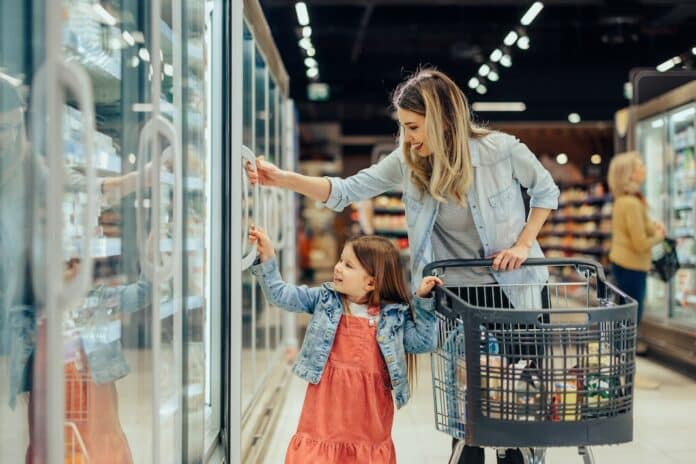 Beautiful woman and child shopping ora blu