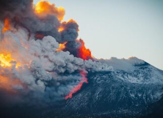 Etna, caos voli: quasi 500mila passeggeri coinvolti. I diritti di chi è rimasto a terra ETNA VOLI RIMBORSO