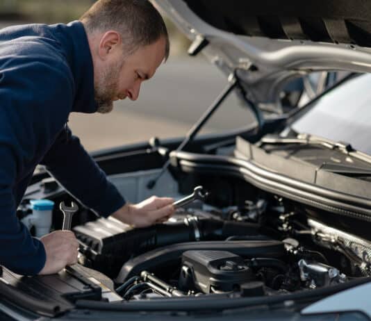 Caro carburanti: dall’acqua ai solventi così si ingannano gli automobilisti