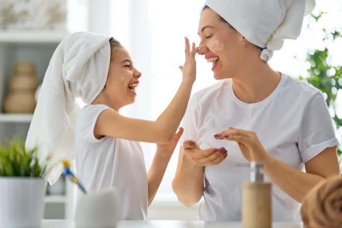 Mother and daughter caring for skin DOPOSOLE